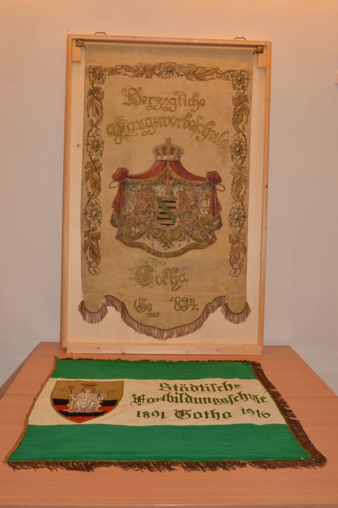 197-2016 Wertvolle Fahne der „Sttischen Fortbildungsschule zu Gotha“ an die Stiftung Schloss Friedenstein übergeben- Lutz Ebhardt