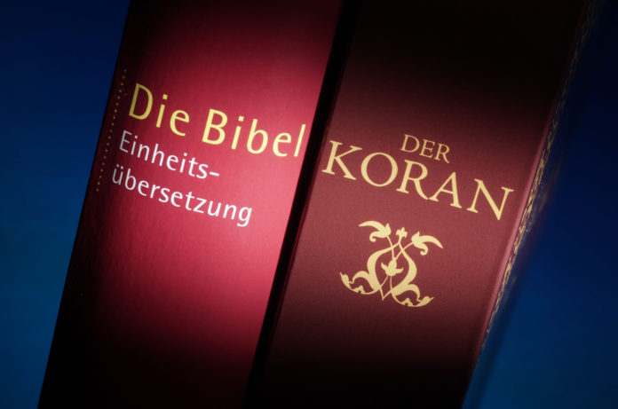 Symbolbild Bibel und Koran