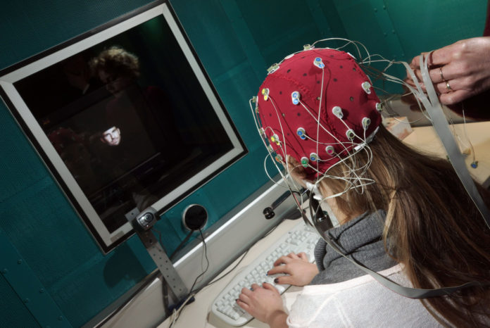 Psychologen der Uni Jena erklären, wie Attraktivität das Wiedererkennen von Gesichtern stört