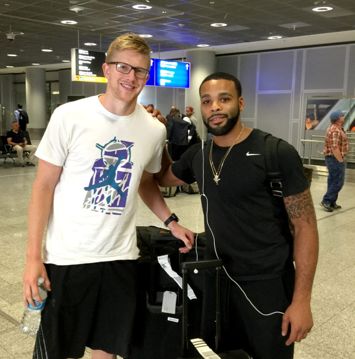 Raus aus dem Flieger, rein ins Team der Oettinger Rockets! Jacob Parker und Jaysean Paige Raus aus dem Flieger, rein ins Team der Oettinger Rockets! Jacob Parker und Jaysean Paige
