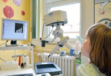 Im Mukoviszidose-Zentrum des Universitätsklinikum Jenas wird bei einer Patientin ein Lungenfunktionstest durchgeführt. (Foto: UKJ/Szabó)