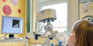 Im Mukoviszidose-Zentrum des Universitätsklinikum Jenas wird bei einer Patientin ein Lungenfunktionstest durchgeführt. (Foto: UKJ/Szabó)