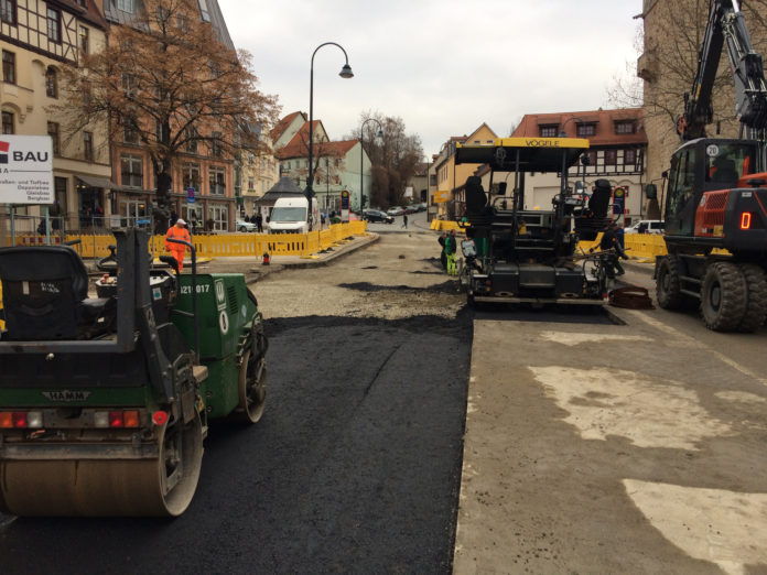 strassendecke-wird-am-leutragraben-geschlossen