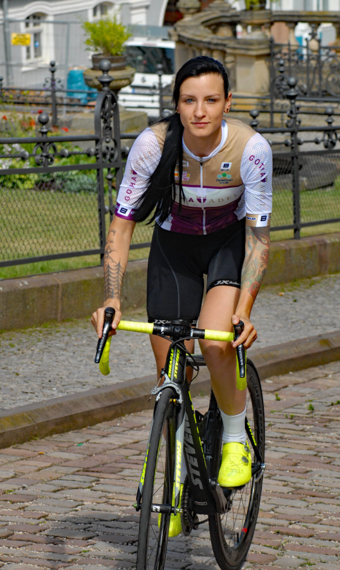 301-2017 Beste Amateurfahrerin der 30. LOTTO Thüringen Ladies Tour wird mit Gotha adelt-Trikot entiert das Trikot