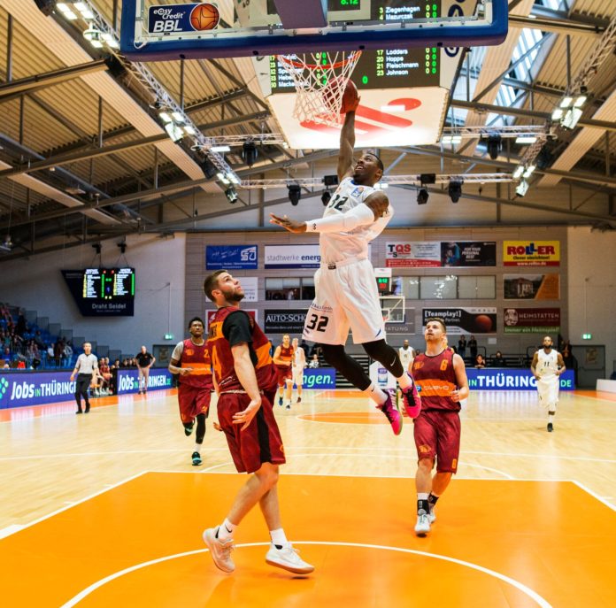 Brandon Spearman (Jena) beim Dunk