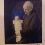 Reichskanzler Luther mit seiner erst wenige Stunden alten Tochter auf dem Arm – mit Genehmigung der Ausstelungsmacher hier abgebildet