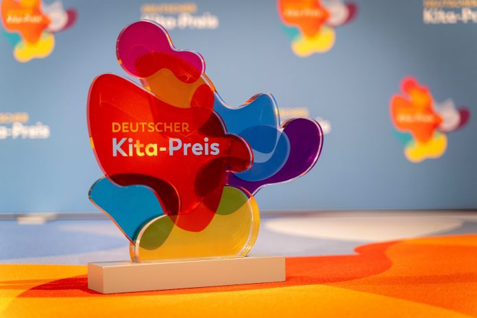 Wer bekommt den Deutschen Kita-Preis 2020? Auf die Preisträger wartet neben der Trophäe ein Preisgeld von 25.000 oder 10.000 Euro. (Bildquelle: DKJS/F. Schmitt)