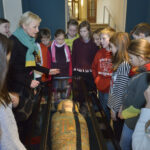 1 – Mumie im Herzoglichen Museum, Gabriele Roth mit Kindergruppe