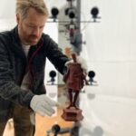 Restaurator Andreas Fiedler bereitet die Figur für den Scan vor