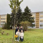 363-2021 Ein Baum für die Schule – vorne v.l.n.r Vivian Simon, Charmina Zacharias, hinten v.l.n.r. Nick Pfaffel, Pascal Vogel