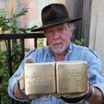 2 – Stolperstein-Erfinder Gunter Demnig mit den Steinen =_iso-8859-1_Q_f=FCr_Gertrud_und_Behrendt
