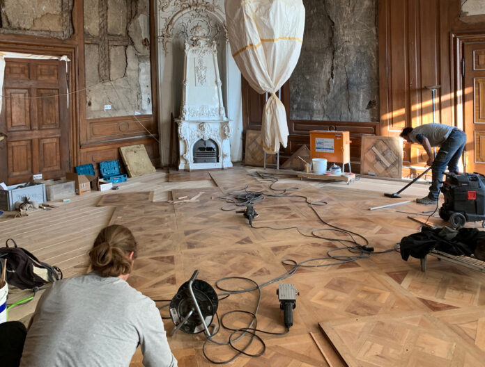 Gotha, Schloss Friedenstein, Einbau des restaurierten Parketts im Vorzimmer der Herzogin, Foto Roland Sommer