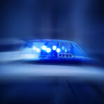 Polizeiauto mit eingeschaltetem Blaulicht