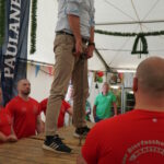 Georg Maier beim Bierfassheben