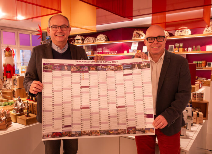 PM 60-2023 Knut Kreuch und Enrico Heß mit Jahreskalender © KTS Miriam Reichart