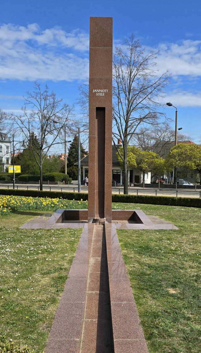 152-2025 Jannott-Stele auf dem Arnoldiplatz beschriftet