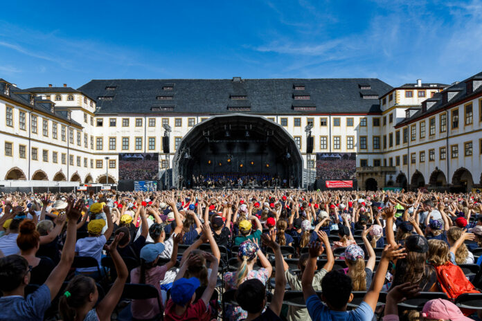 PM 25-2025 Thomas Hahn mit Kinderchor Friedenstein Open Air 2024_3 © Dr. Bernd Seydel