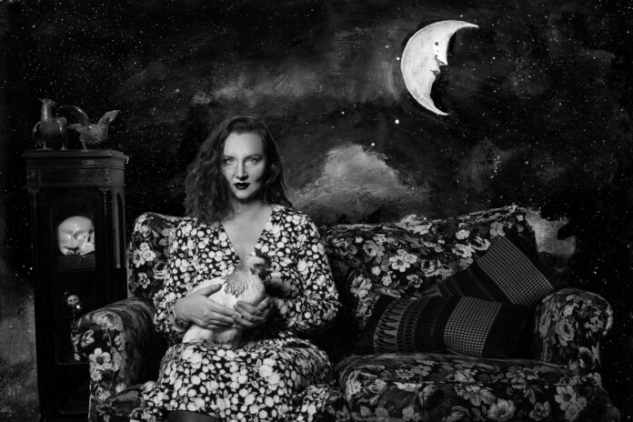 Florentine Joop Portrait mit Huhn - Daniel Harms Black and White