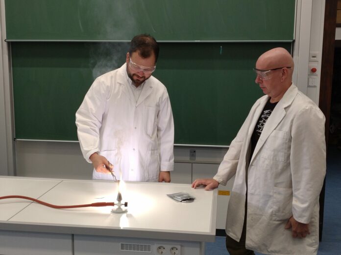 Onno Eckert und Chemielehrer Tom Wandlowski_2