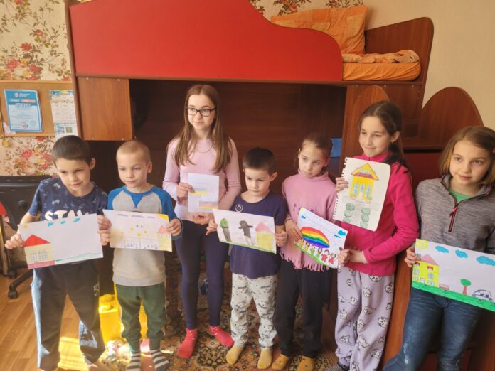 Transport Dez. 25 - Kinder mit Zeichnungen