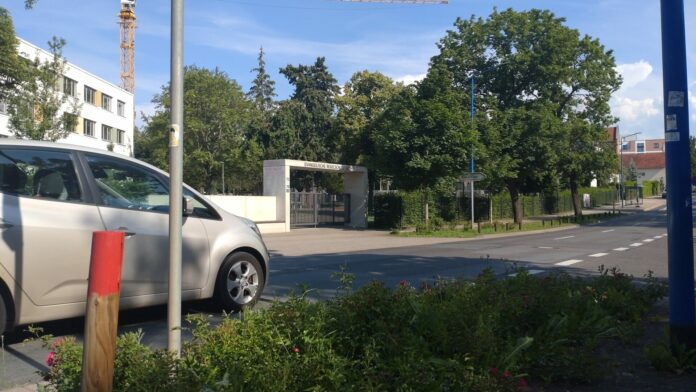 Blick auf Schule und B247