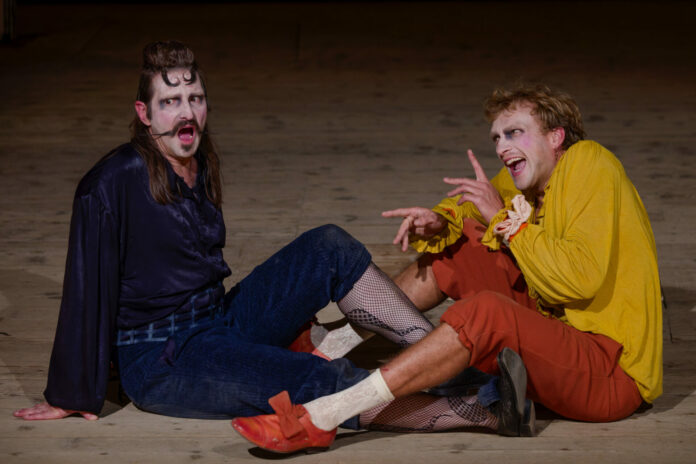 Arnolphe (gespielt von Alexander Beisel) und Horace (Nils Bannert )